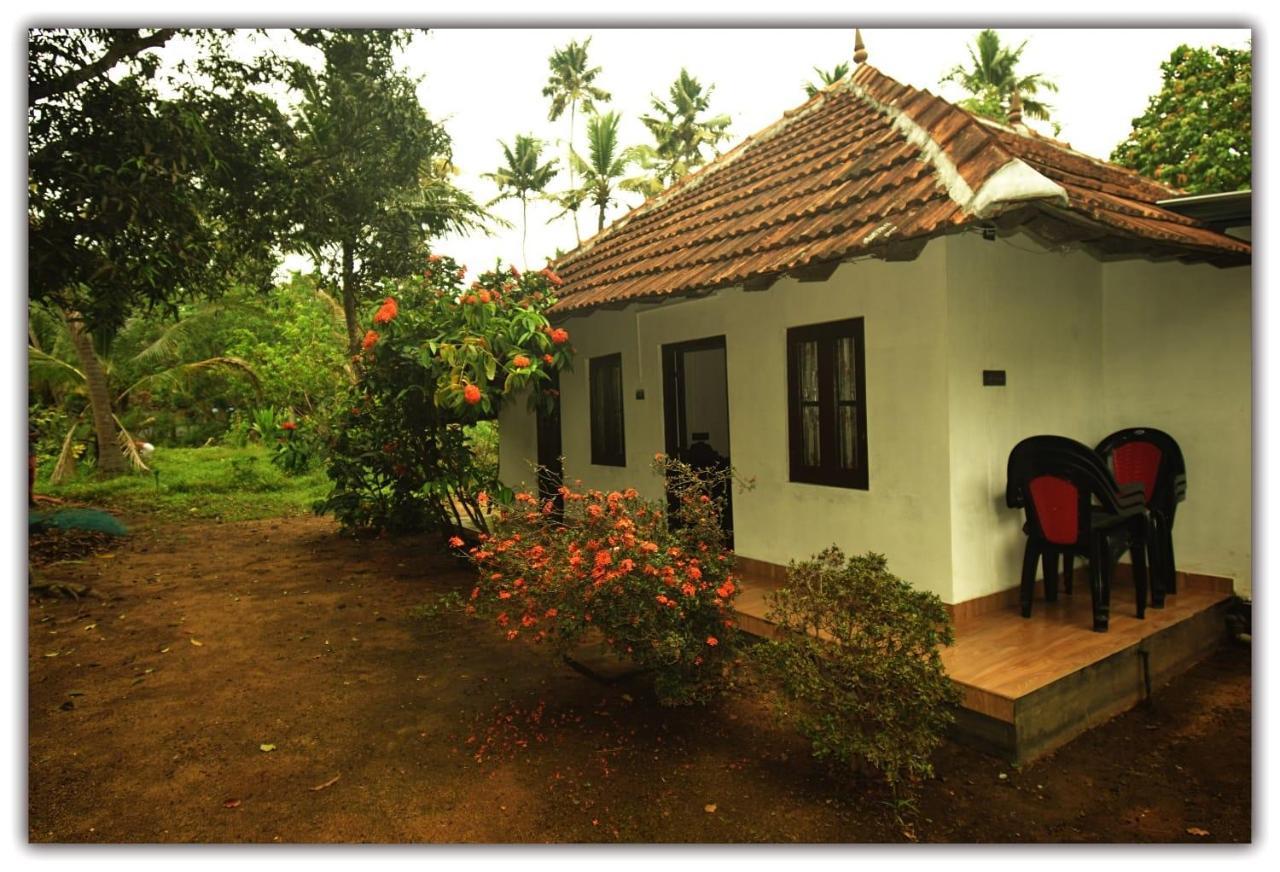 Munroe Inn Homestay Коллам Екстер'єр фото